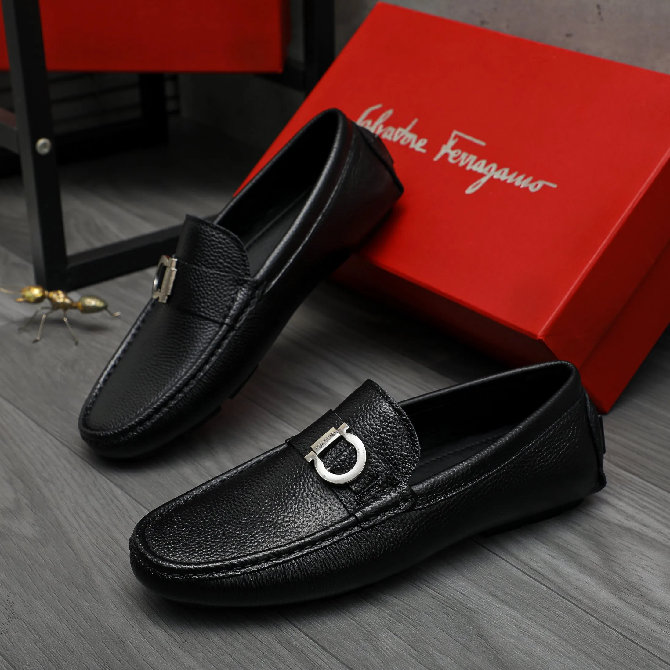 P420 Product trademark: Ferragamo [Ferragamo] Casual slip-on men's shoes Regular size: 38-44 Product material: Selected pebbled cowhide upper, sheepskin lining, original rubber outsole